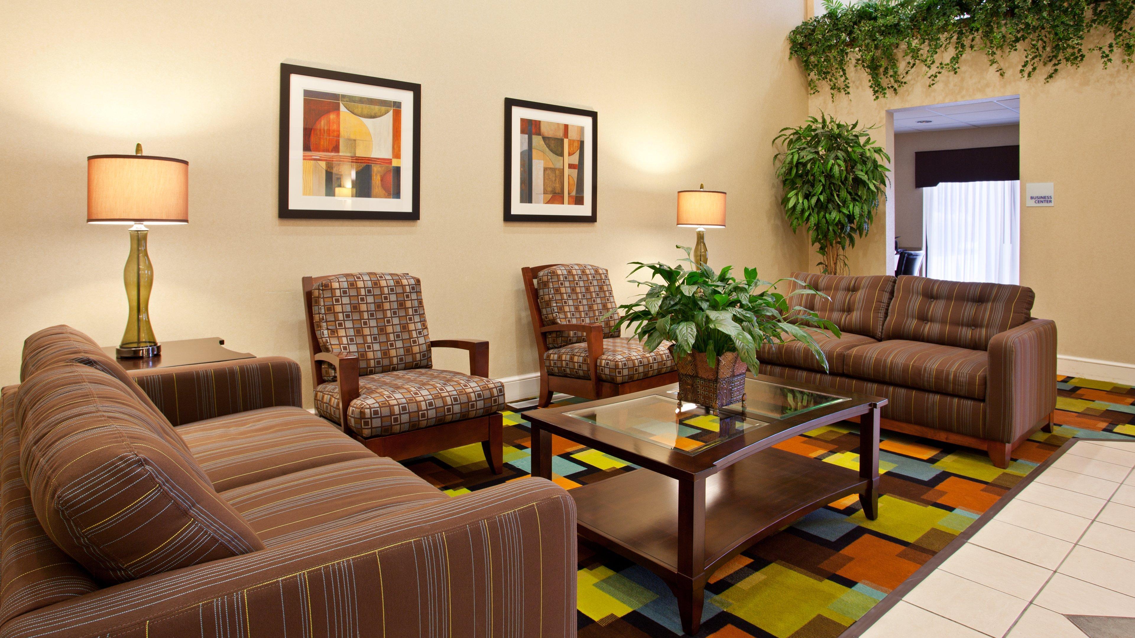 Holiday Inn Express & Suites Wadsworth By Ihg Exterior photo