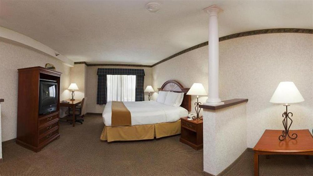 Holiday Inn Express & Suites Wadsworth By Ihg Exterior photo
